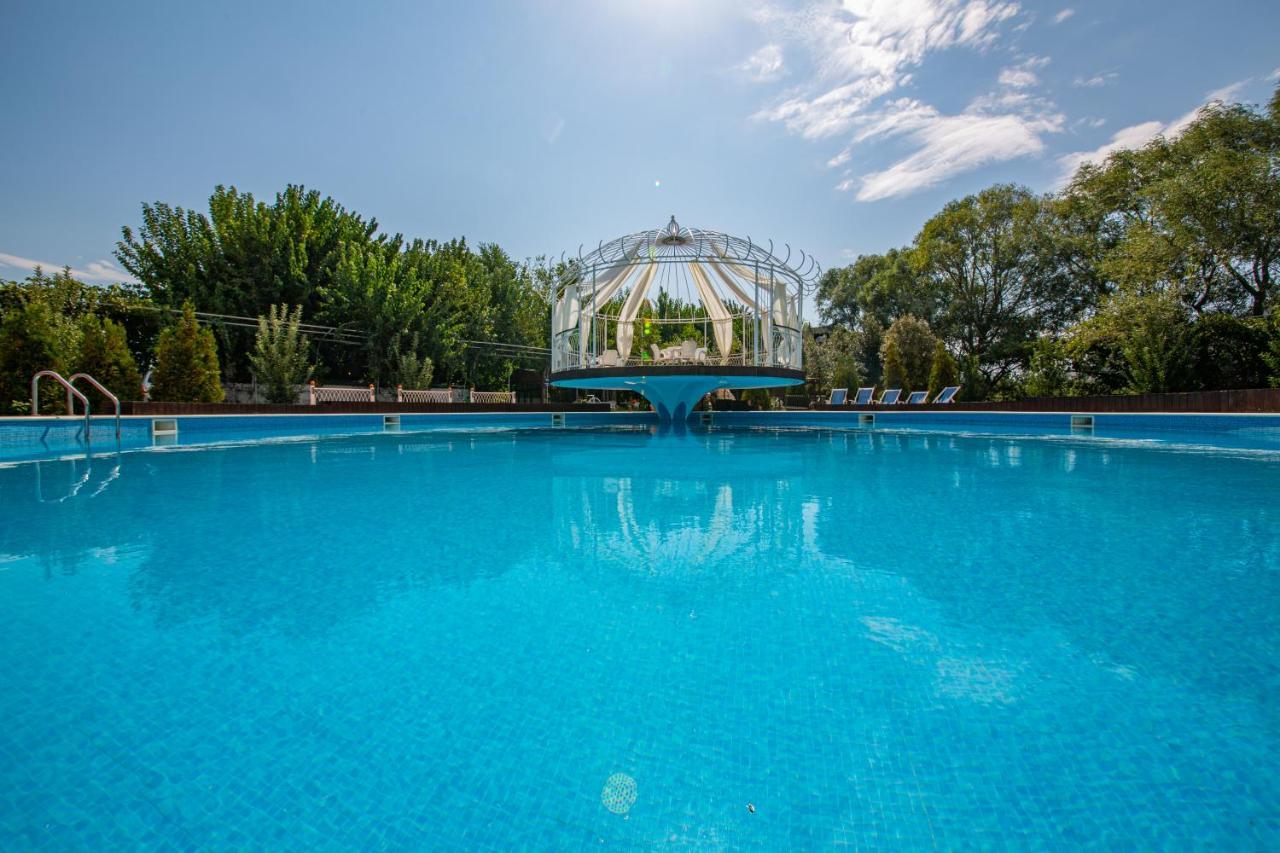 Hotel Legjenda Shkodër エクステリア 写真