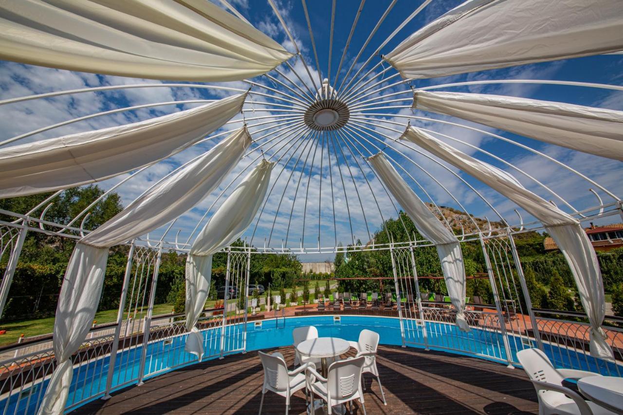 Hotel Legjenda Shkodër エクステリア 写真