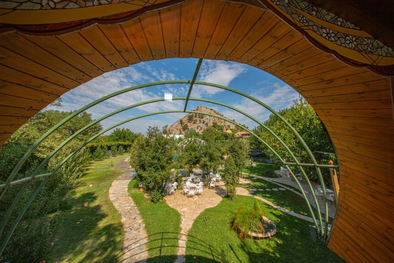 Hotel Legjenda Shkodër エクステリア 写真