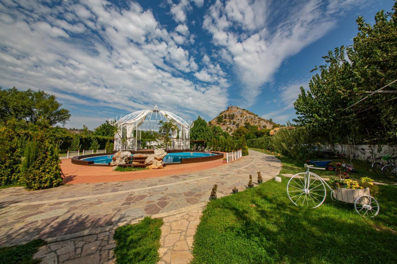Hotel Legjenda Shkodër エクステリア 写真