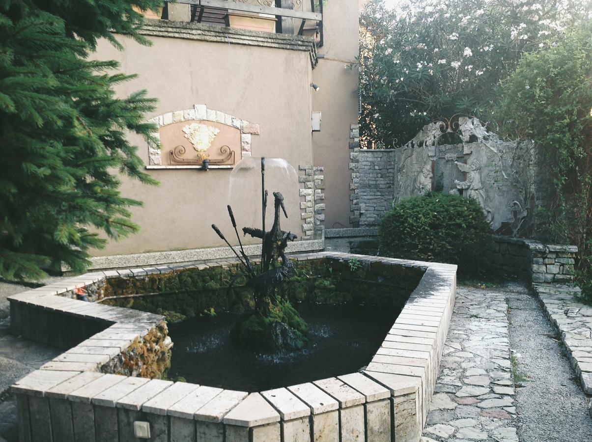Hotel Legjenda Shkodër エクステリア 写真